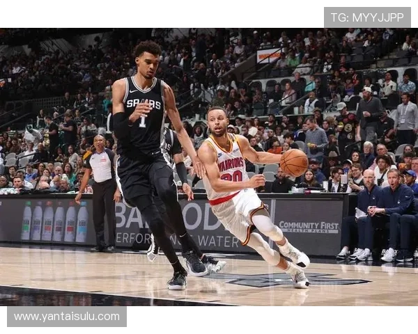 像库里一样闪耀的足球明星们如何在绿茵场上创造传奇与辉煌 像库里一样闪耀的足球明星们如何在绿茵场上创造传奇与辉煌